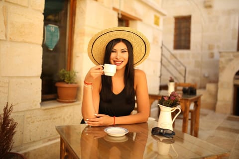 People, Coffee/tea facilities, Food and drinks, Drinks, group of guests