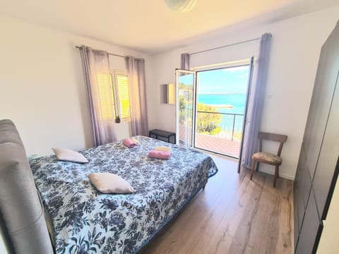 Photo of the whole room, Bedroom, Sea view