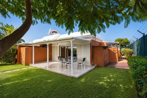 Property building, Patio, Spring, Day, Garden, Dining area, Garden view