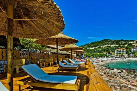 Restaurant/places to eat, Beach