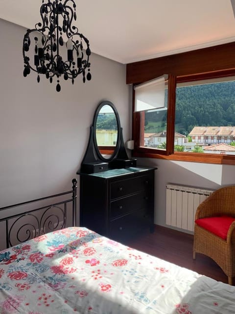 Bedroom, Mountain view