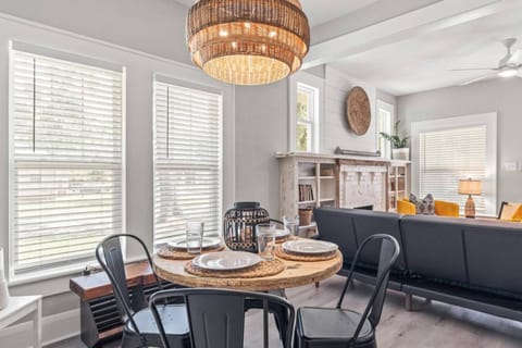 BeeKeeper's Inn - Beautifully Renovated 1929 Bungalow with 2 Bedrooms on Brick Street near Tampa's Attractions House in Tampa