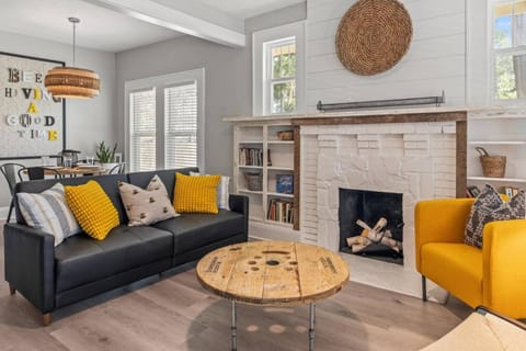 BeeKeeper's Inn - Beautifully Renovated 1929 Bungalow with 2 Bedrooms on Brick Street near Tampa's Attractions House in Tampa