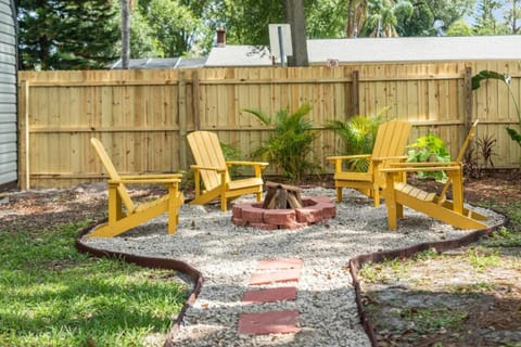 BeeKeeper's Inn - Beautifully Renovated 1929 Bungalow with 2 Bedrooms on Brick Street near Tampa's Attractions House in Tampa