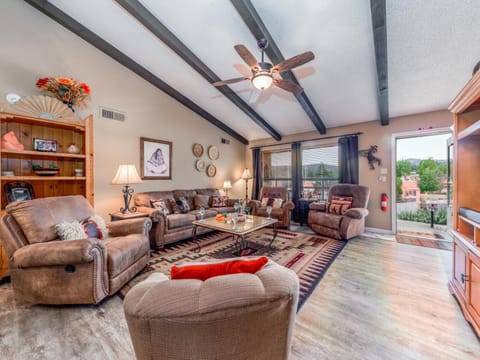 Living room, Seating area, furniture