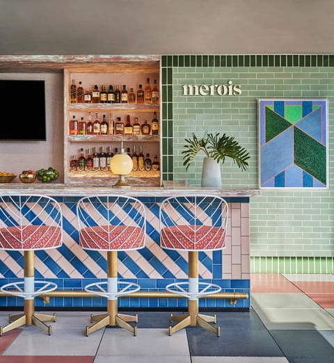 Restaurant/places to eat, Lounge or bar