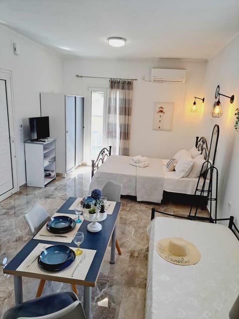 Bed, TV and multimedia, Living room, Photo of the whole room, Seating area, Dining area, Bedroom, towels, air conditioner