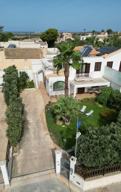 Property building, Facade/entrance, Bird's eye view, Garden, Solarium, Balcony/Terrace, Balcony/Terrace, Garden view, Parking, sunbed