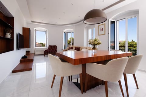 Living room, Seating area, Dining area