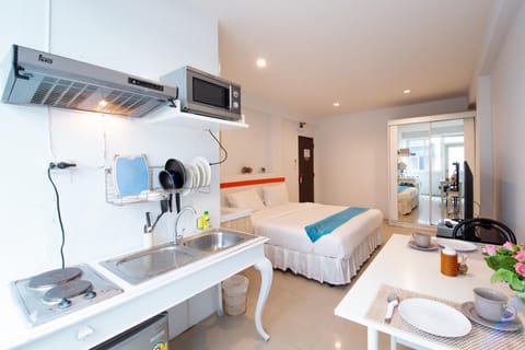 Bed, Kitchen or kitchenette, Photo of the whole room, Bedroom