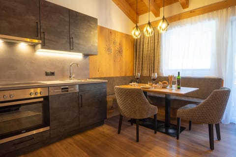 Kitchen or kitchenette, Seating area, Dining area, dishwasher, minibar, stove