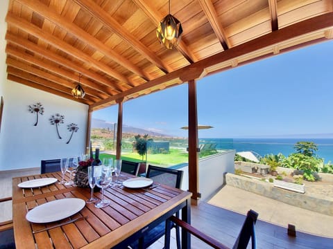 Shower, Restaurant/places to eat, Off site, Natural landscape, Activities, BBQ facilities, Garden, Hot Tub, View (from property/room), Balcony/Terrace, Photo of the whole room, Seating area, Dining area, Beach, Animals, Animals, Pets, Pets, Garden view, Landmark view, Mountain view, Sea view, Area and facilities, Location, Sunrise, Sunset, Parking, dishwasher, fireplace, furniture, heating, internet, oven, pet friendly, safe, sunbed, towels, washing machine, dryer, air conditioner