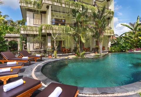 Garden, Area and facilities, Swimming pool