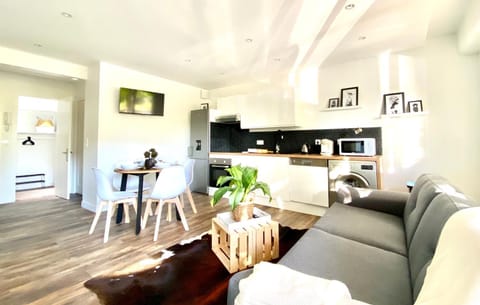 Communal lounge/ TV room, TV and multimedia, Kitchen or kitchenette, Living room, Decorative detail, Seating area, Dining area, oven, stove