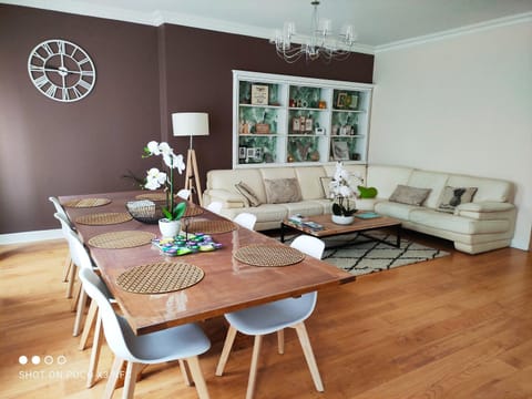 157m2, 4 chambres, 4 salles de bains, 2 WC, 2 parkings en hypercentre Apartment in Valence