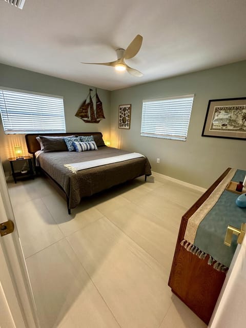 Blue Heron House, Private 4 BR Waterfront w Heated Pool and Fire Pit House in Ruskin