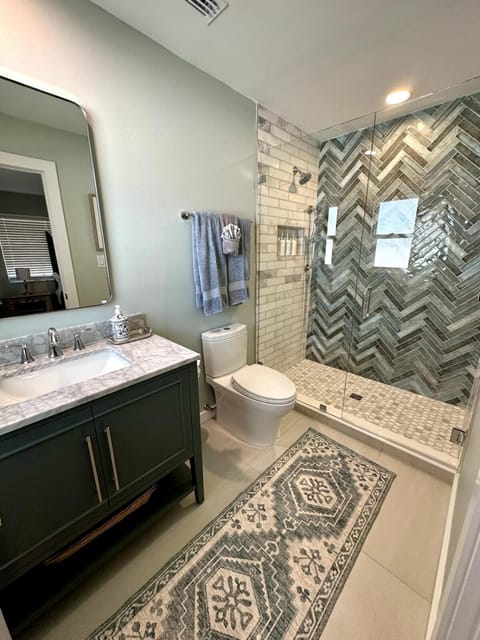 Blue Heron House, Private 4 BR Waterfront w Heated Pool and Fire Pit House in Ruskin