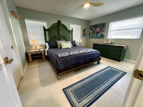 Blue Heron House, Private 4 BR Waterfront w Heated Pool and Fire Pit House in Ruskin