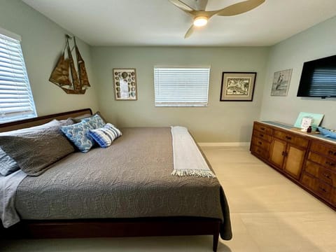 Blue Heron House, Private 4 BR Waterfront w Heated Pool and Fire Pit House in Ruskin