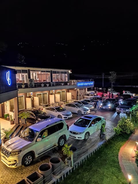 Property building, Nearby landmark, Parking