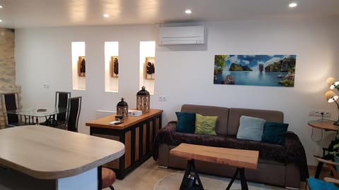 Living room, Dining area, air conditioner