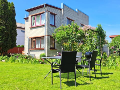 Property building, Day, Garden, Garden view
