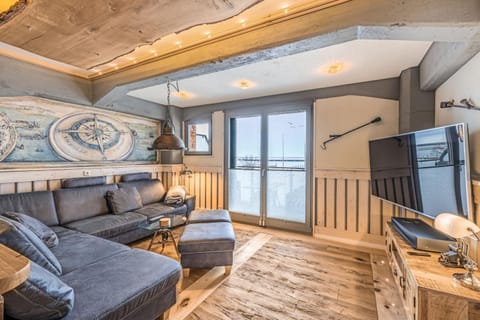 TV and multimedia, Living room, Seating area, Lake view