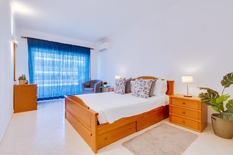Bed, Bedroom, air conditioner