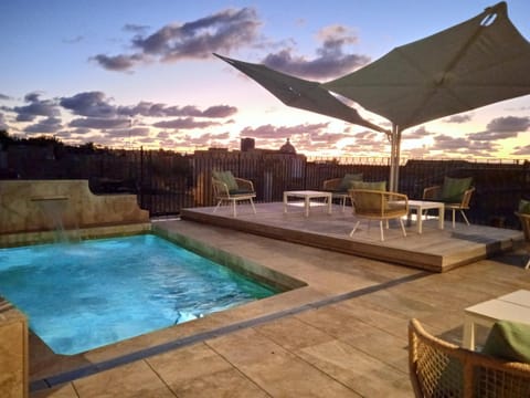 Lounge or bar, Pool view, Swimming pool, Sunset, sunbed