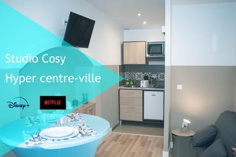 Kitchen or kitchenette, Seating area, Dining area