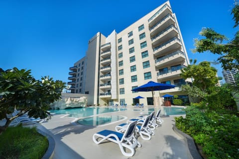 Property building, Swimming pool, sunbed
