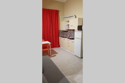 Kitchen or kitchenette, minibar, stove