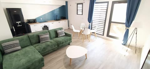 Kitchen or kitchenette, Living room, Seating area, Dining area