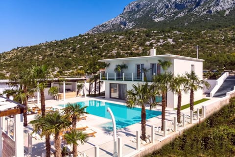 Property building, BBQ facilities, Children play ground, Garden, Balcony/Terrace, Seating area, Dining area, Mountain view, Swimming pool, air conditioner