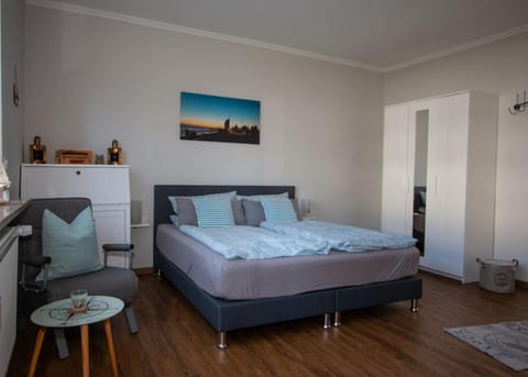 Bed, TV and multimedia, Living room, Photo of the whole room, Seating area, Bedroom, cot, towels, wardrobe