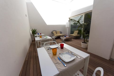 Restaurant/places to eat, Day, Summer, Balcony/Terrace, Decorative detail
