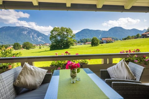 Day, Natural landscape, Garden, View (from property/room), Balcony/Terrace, Balcony/Terrace, Seating area, Dining area, Garden view, Mountain view