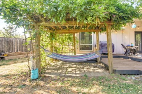 Pet-Friendly Home with Yard, 2 Mi to Autzen Stadium House in Springfield