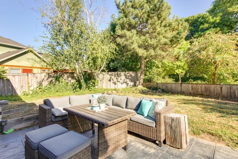 Pet-Friendly Home with Yard, 2 Mi to Autzen Stadium House in Springfield