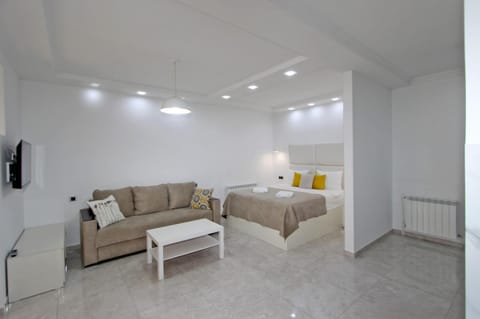 Bed, TV and multimedia, Living room, Photo of the whole room, Seating area