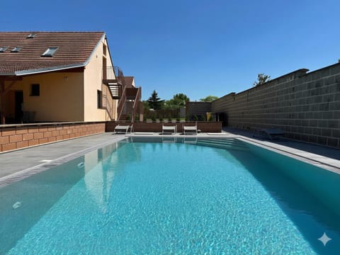 Swimming pool, sunbed