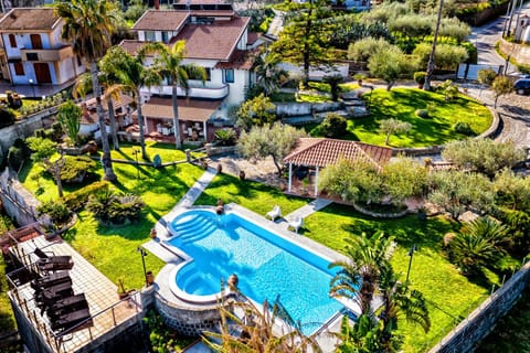 Property building, Spring, Day, Natural landscape, Bird's eye view, Garden, Garden view, Pool view, Swimming pool, sunbed