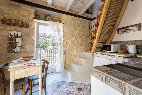 Kitchen or kitchenette, Dining area, stove