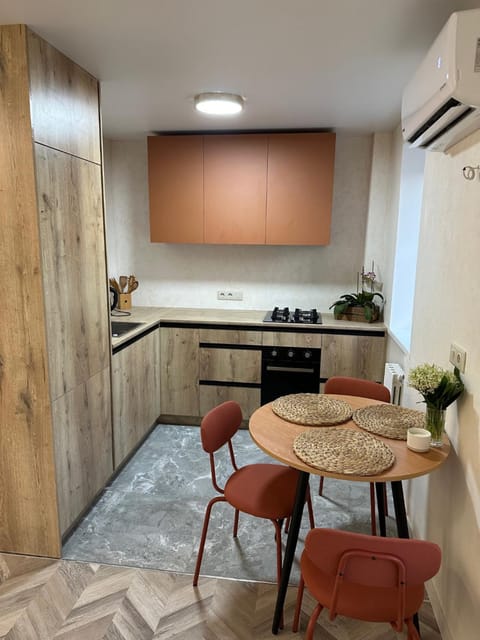 Kitchen or kitchenette, minibar, oven, stove