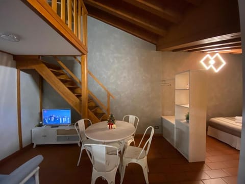 TV and multimedia, Living room, Photo of the whole room, Seating area, Dining area