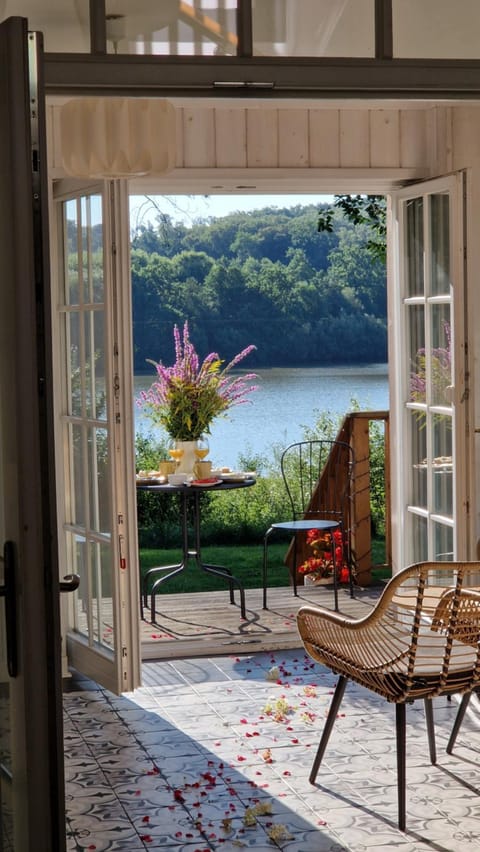 Property building, Spring, Garden view, Lake view, Breakfast, Dinner