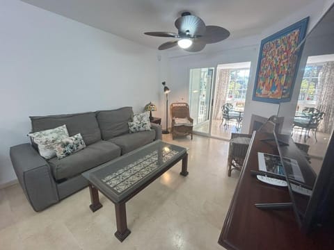 Holidays & Homes, Calahonda Royale Lirio, 300 m playa Apartment in Sitio de Calahonda