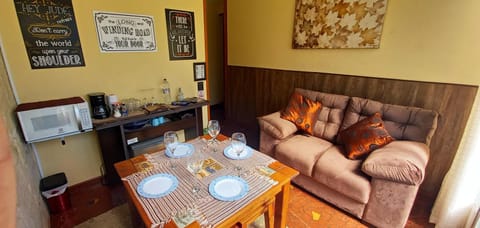Property building, Living room, Food and drinks, Dining area
