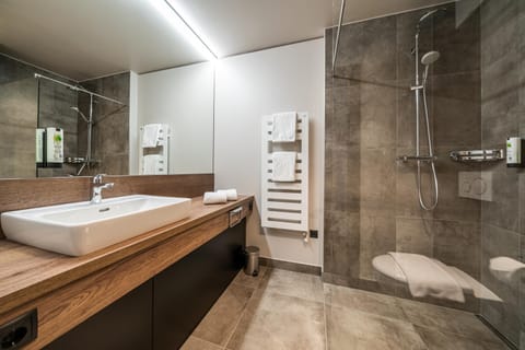 Shower, Toilet, Bathroom, towels