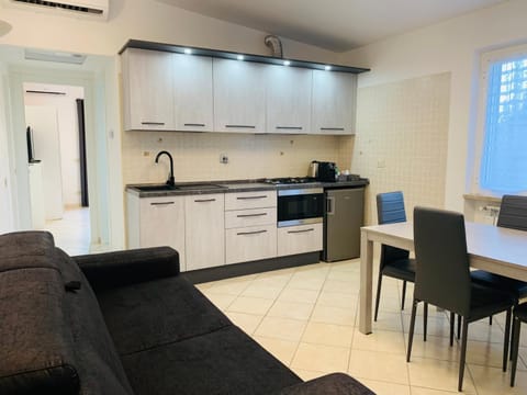 Kitchen or kitchenette, Seating area, Dining area